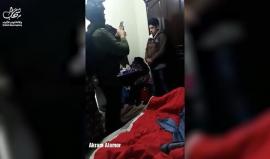 هكذا يرهبون الأطفال..

#فيديو جيش الاحتلال يعتقل طفلا فلسطينيا 16 عاما خلال اقتحام منزل عائلته في بلدة تقوع شرق بيت لحم