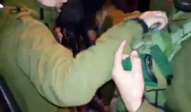 #فيديو جيب عسكري اسرائيلي يدهس طفل فلسطيني قرب "حارة غيث" في ساحات المسجد الابراهيمي الشريف بالخليل