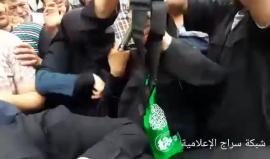 " مع السلامة يما .. الله يسهل عليك "
#شاهد بالزغاريد والدة شهيد قسامي تودع نجلها الذي ارتقى مع 5 شهداء آخرين في جريمة صهيونية وسط قطاع غزة .