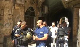 قوات الاحتلال تعتقل الشاب محمد عسيلة من أمام باب السلسلة .