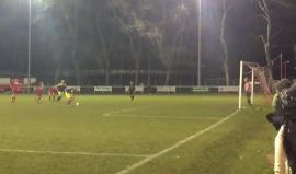 لاعب عمره 40 سنة يسجل ركلة جزاء بطريقة رائعة وطريفة