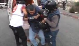 #شاهد اعتداءات جيش الاحتلال على شاب قبل اعتقاله، وعلى طواقم الإسعاف والطواقم الصحفية عند المدخل الشمالي لمدينة البيرة اليوم.

#القدس_عاصمة_فلسطين
#انتفاضة_القدس