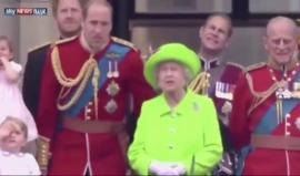 #شاهد الملكة إليزابيث تنهر حفيدها

ارتكب الأمير وليام، حفيد الملكة اليزابيث الثانية من ابنها ولي العهد، الأمير تشارلز، ما يمكن اعتباره "زلة بروتوكول" أبوية الطراز، لاحظتها الجدة التي كانوا يحتفلون بعيد ميلادها التسعين، ونهرت حفيدها لتصحيح هفوته.