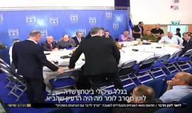 نتنياهو وضع أقدامه بوجه عائلات الجنود الأسرى والخلافات مستعرة .. 
القناة الثانية العبرية: تعلمنا من حماس طول النفس وفن التفاوض، ووضعها في ملف تبادل الأسرى أقوى من إسرائيل، والسنوار لن يقبل بأقل من تبييض السجون.