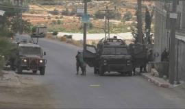 #شاهد | مواجهات اليوم بين الشبان وقوات الاحتلال في بيت أمر شمال الخليل اثر قمع فعالية تضامنية مع الاسرى المضربين منذ 33 يوما . 

تصوير محمد عياد