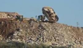 #شاهد قوات الاحتلال تواصل عمليات التجريف في أراضي أهالي بلدة دير بلوط قضاء سلفيت.