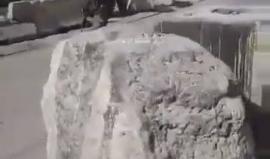 مشاهد من مكان استشهاد مواطن فلسطيني برصاص الاحتلال على حاجز قلنديا شمال القدس المحتلة بدعوى محاولته تنفيذ عملية طعن .