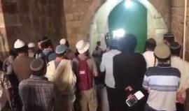 #فيديو : مستوطنون يؤدون صلوات تلمودية أمام باب الملك فيصل أحد ابواب الأقصى.