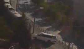 قوات الاحتلال توقف القطار الخفيف في القدس المحتلة وتستدعي خبراء المتفجرات بعد الاشتباه بجسم في المكان في شارع مستشفى " هداسا عين كارم"