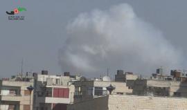 قوات الأسد تستهدف منازل المدنيين داخل حي الوعر في حمص المحاصر بمادة النابالم الحارق المحرم دولياً.