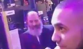 في الولايات المتحدة .. 

يهودي يغني بالعبري .. فرد عليه شاب تونسي بهدية لـ فلسطين !