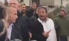 #شاهد مستوطنو "عمونا" بالضفة يطردون وزير الإستيطان "يوآف غالانت" خلال محاولته اقناعهم باخلاء المستوطنة والبناء في مكان آخر