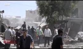 #شاهد .. لحظة استهداف الطيران الحربي للأحياء السكنية وسوق شعبي في بلدة دوما بريف دمشق .