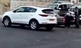 #شاهد قوات الاحتلال تقيم حاجزاً في حي راس العامود جنوب المسجد الأقصى وتقوم بحملة تفتيش للسيارات.