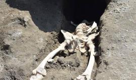 تعرف على قصة الهيكل العظمي الذي عثر عليه بدون رأس!

اكتشف علماء الآثار هيكلا عظميا لرجل مقطوع الرأس، خلال عمليات تنقيب في مدينة بومبي في إيطاليا.

ويُعتقد أن الرجل (عمره فوق الثلاثين) تعرض لضربة قوية بواسطة صخرة كبيرة أثناء محاولته الفرار من ثوران جبل "Ve