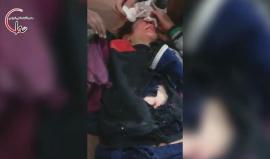 مشاهد قاسية ومؤثرة | طفل سوري يعاتب نفسه على نسيان #صلاة_الفجر خلال تلقيه العلاج بعد أن أصيب في قصف جوي على بلدة كفربطنا بالغوطة الشرقية