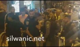 #شاهد اعتقال قوات الاحتلال فتى بعد الاعتداء عليه بالضرب في منطقة باب الساهرة بالقدس المحتلة