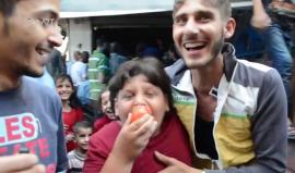 #شاهد: إدخال قافلة المساعدات الثانية إلى أحياء #حلب الشرقية؛ بعد أن استطاع #جيش _الفتح  فك الحصار عنها بعد سبعة أيام من المعارك مع قوات النظام