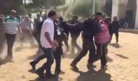 هذا ما يحدث في الأقصى .. 

#شاهد قوات الاحتلال تُهاجم وتعتدي بوحشية على المصلين والمرابطين في باحات المسجد الأقصى.. في الوقت الذي توفر فيه الحماية لإقتحام مئات المستوطنين