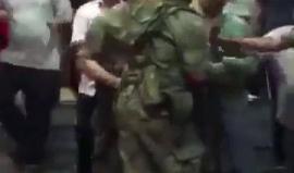 انقلابيون من الجيش التركي يسلمون أسلحتهم للشعب بعد الهبة الشعبية الحاشدة الرافضة للانقلاب والمؤيدة للرئيس أردوغان