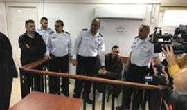 #فيديو الأسير الفلسطيني عمر العبد منفذ عملية "حلميش" قرب رام الله يجلس مبتسمًا خلال جلسة محاكمته في محاكم الاحتلال صباح اليوم

وكان ليبرمان طالب المحكمة باصدار حكم اعدام بحق الأسير لتنفيذه عملية قتل فيها 3 مستوطنين