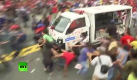 #شاهد الشرطة الفلبينية تدهس بشكل وحشي حشدا من المتظاهرين الذين احتجوا أمام السفارة الأمريكية على تواجد الجيش الأمريكي في بلادهم!