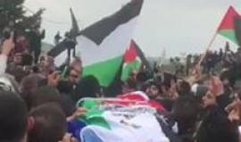 #شاهد | من مراسم تشييع جثمان الشهيد #بايل_الاعرج اليوم في قرية الولجة قضاء بيت لحم بعد تسليمه من سلطات الاحتلال . 

تصوير محمد تركمان