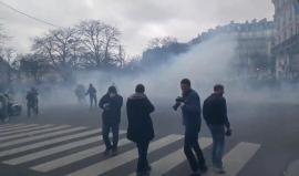 #شاهد الشرطة الفرنسية تُفرق متظاهرين في باريس احتجوا على اغتصاب الشرطة لرجل أسود