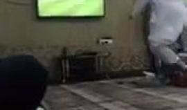 #شاهد سعودي يحطم شاشة تلفاز عقب خسارة فريق نادي النصر على حساب نادي الاتحاد في نهائي كأس ولي العهد