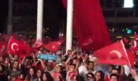 #بث_مباشر: تواصل احتفالات الأتراك بإفشال الانقلاب العسكري في ميدان تقسيم باسطنبول 
تصوير: محمد البانياسي