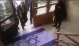 المفكر الإيراني صادق زينا كلام، أبرز المحللين الإيرانيين، ذهب لجامعة مشهد الإيرانية، ووجد علم الاحتلال الإسرائيلي في مدخل الجامعة.. فكيف كانت ردة فعله ؟! 

(نشطاء)