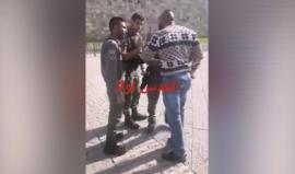 قوات الاحتلال تعتدي على شاب فلسطيني في منطقة باب الساهرة بالقدس المحتلة قبل قليل