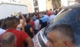 #شاهد .. بدء تشييع جثمان المواطن أحمد عز حلاوة في نابلس والذي قضى الثلاثاء الماضي تحت التعذيب على يد عناصر السلطة الأمنية بعد اعتقاله في سجن جنيد . 
وانطلق موكب التشييع من مستشفى رفيديا باتجاه المقبرة الشرقية.