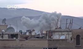 سوريا - دمشق : شاهد لحظة سقوط أحد صواريخ الأرض-أرض على حي القابون الدمشقي