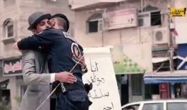 #شاهد | ماذا فعل شرطي مع موظف يتبع السلطة في رام الله وقف يتظاهر في غزة بعد #مجزرة_الرواتب رفع لافتة " أنا موظف سلطة " .