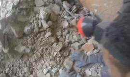 #شاهد| إنقاذ طفلة رضيعة وإنتشالها من تحت الٱنقاض على قيد الحياة، بعد إستهداف الٱحياء السكنية في مدينة #دوما بالغارات الجوية