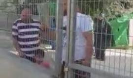 #شاهد قوات الاحتلال تواصل التضييق على المواطنين في حارة غيث في البلدة القديمة بمدينة الخليل