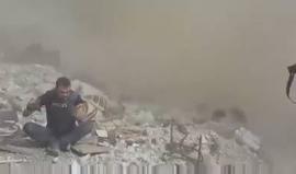 #شاهد| لحظة إصـابة الصحفي السوري هادي العبد الله خلال تغطية القصف الجوي على دوار جسر الحج في #حلب