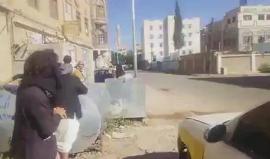 قوات الرئيس المخلوع صالح يستهدفون مئذنة مسجد اعتلاها قناص حوثي في #صنعاء