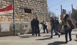 #شاهد | قوات الاحتلال توقف شابين بدعوى الاشتباه بهما في القدس المحتلة .