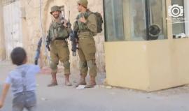 طَخهم ...!!
الخليل : طفل فلسطيني يواجه جنود الاحتلال بـ "M16" بلاستيكي .
تصوير : ثائر أبو الفيلات