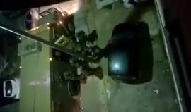 لحظة اعتقال قوات الاحتلال للشاب مجدي القطب من منزله في مدينة نابلس فجر اليوم.