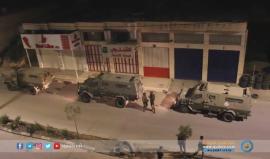 قوات الاحتلال تصادر معدات مخرطة في مدينة الخليل وتداهم عدة منازل فجر اليوم .