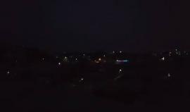 #شاهد
قوات الاحتلال حاصرت منزلاً في بلدة صوريف شمالي الخليل لعائلة الحيح وطلبت من فيه بالخروج وبعد إطلاق نار، اعتقلت أحمد أبو فارة وأيمن الحيح وخرجت من البلدة، ونصبت منطاداً للمراقبة في المنطقة الجنوبية للبلدة