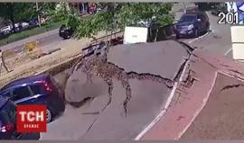 #شاهد لحظة انفجار أنابيب مياه تحت الأرض في كييف