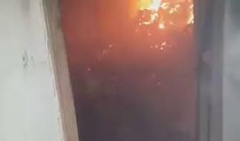 احتراق منزل لاجئ فلسطيني بالكامل جراء الاشتباكات في مخيم عين الحلوة