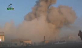 #شاهد | لحظة استهداف مدينة الرستن شمال حمص بصواريخ الطيران الحربي ومحالولة اسعاف الجرحى .