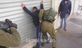 #شاهد جنود الاحتلال يفتشون فتىً من ذوي الاحتياجات الخاصة في مدينة الخليل
تصوير: جمال سعيفان