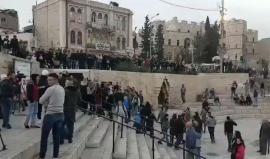 هكذا هتف المقدسيون في مسيرة نصرة للقدس.. "لن تركع أمة قائدها محمد"
#القدس_عاصمه_فلسطين_الابديه