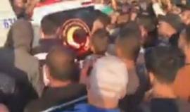 #شاهد قوات الاحتلال تسلم قبل قليل جثمان الشهيد محمد موسى "26 عاماً" من بلدة دير بلوط غرب سلفيت، والذي ارتقى قبل 3 أيام برصاص الاحتلال شمال غرب رام الله.